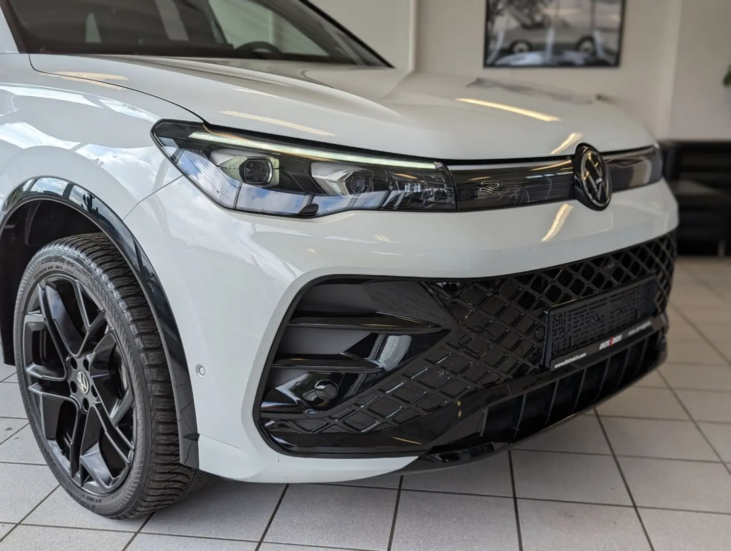 Tiguan 2.0TDI R-Line 4M Pano H K AHK Matrix 20