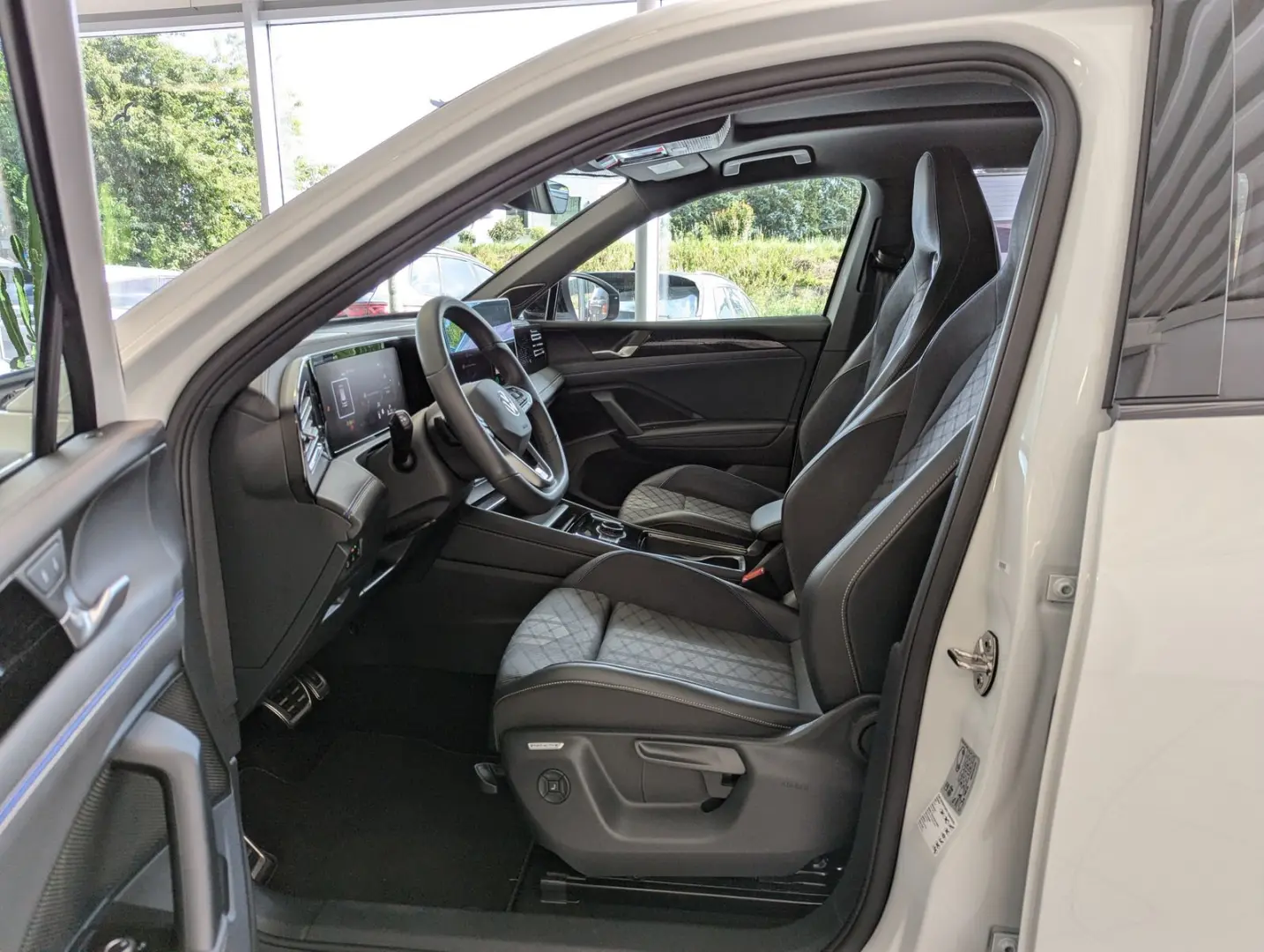 Tiguan 2.0TDI R-Line 4M Pano H K AHK Matrix 20