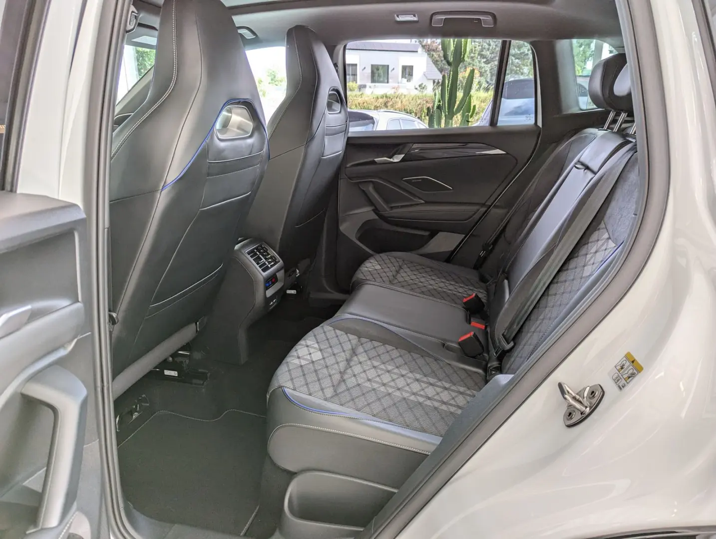 Tiguan 2.0TDI R-Line 4M Pano H K AHK Matrix 20