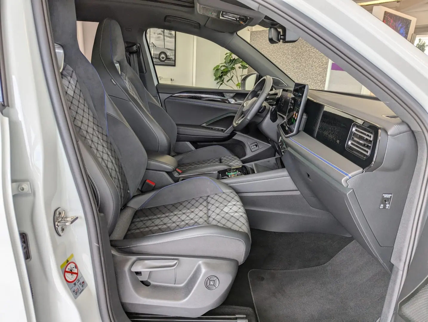 Tiguan 2.0TDI R-Line 4M Pano H K AHK Matrix 20