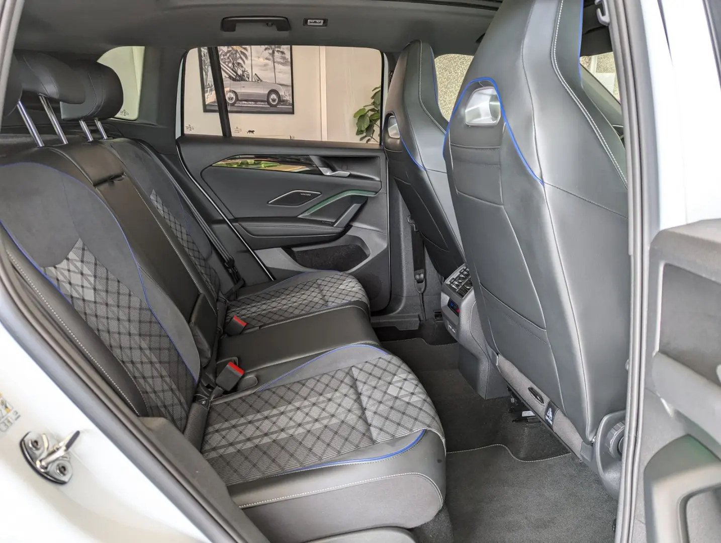 Tiguan 2.0TDI R-Line 4M Pano H K AHK Matrix 20