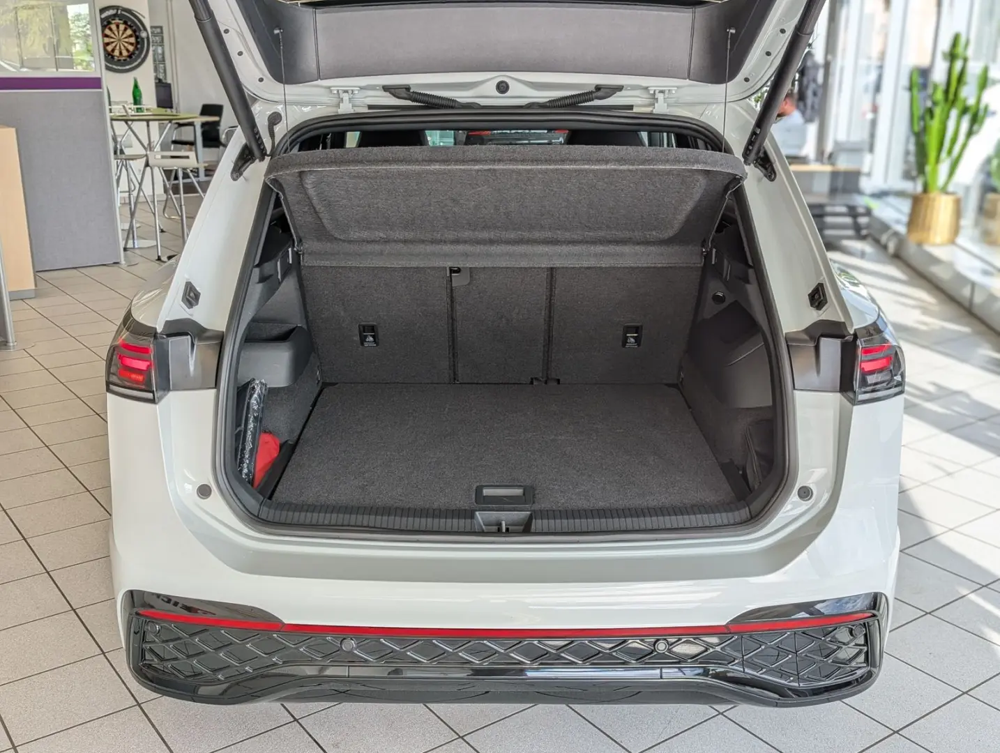 Tiguan 2.0TDI R-Line 4M Pano H K AHK Matrix 20