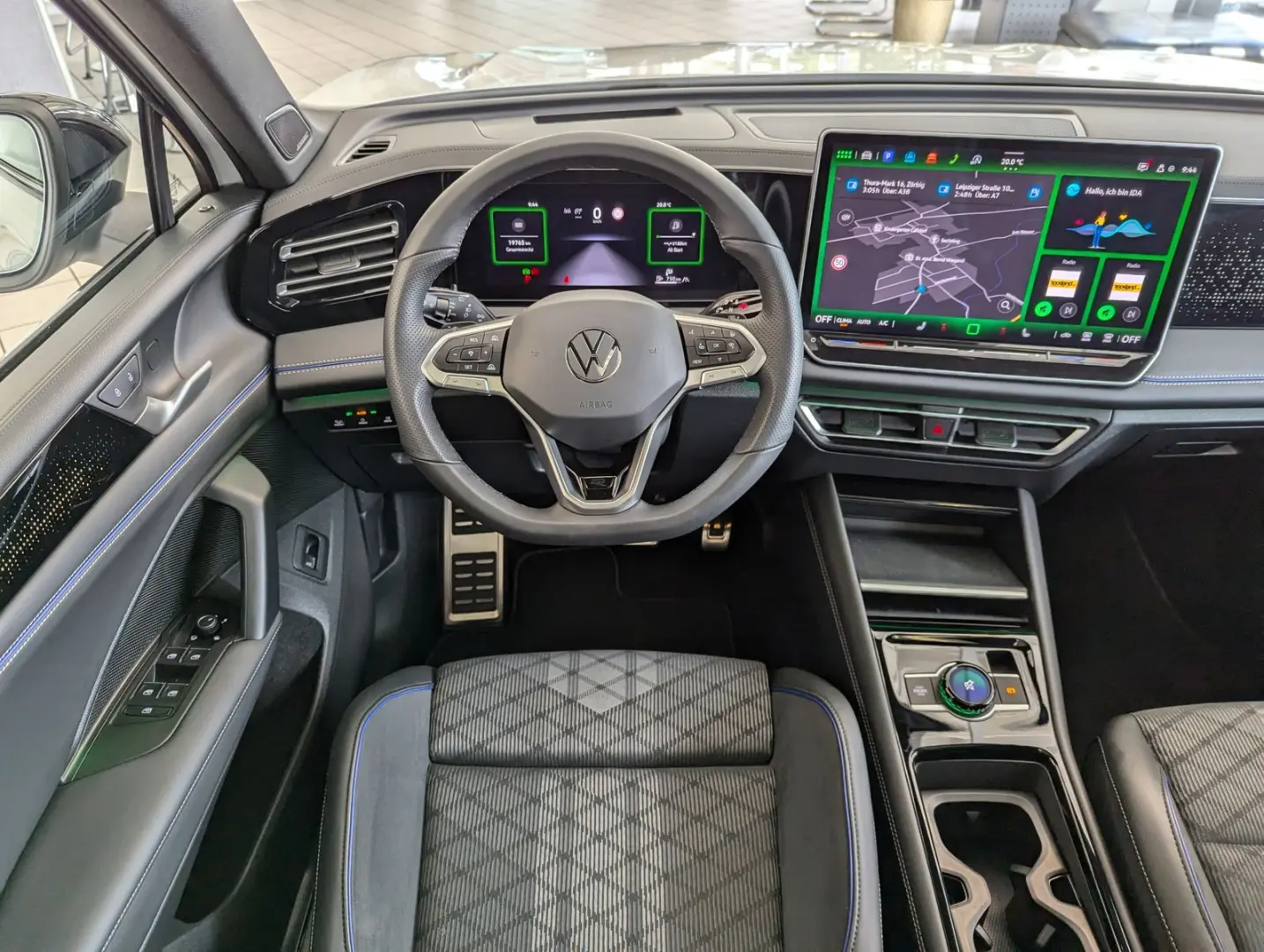 Tiguan 2.0TDI R-Line 4M Pano H K AHK Matrix 20