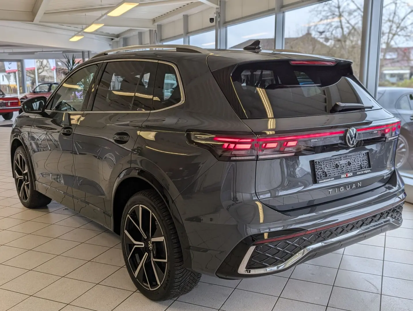 Tiguan 2.0TDI R-Line 4M Pano H K AHK Matrix 20