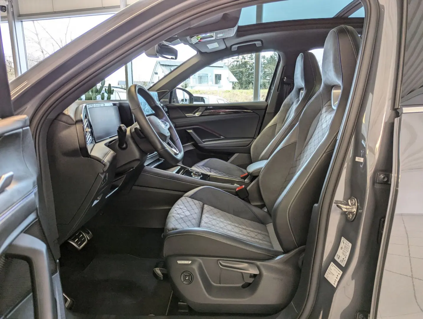 Tiguan 2.0TDI R-Line 4M Pano H K AHK Matrix 20