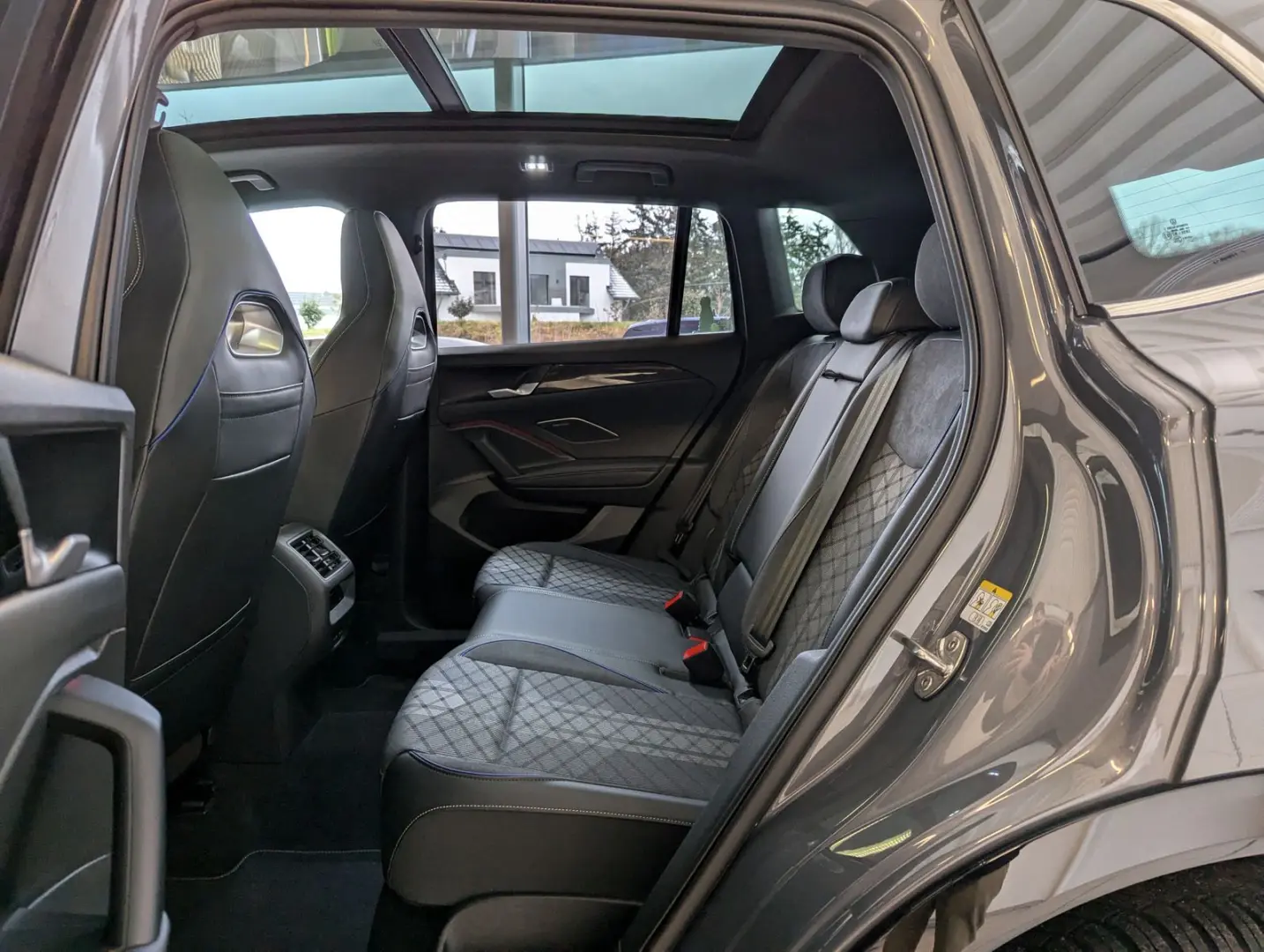 Tiguan 2.0TDI R-Line 4M Pano H K AHK Matrix 20