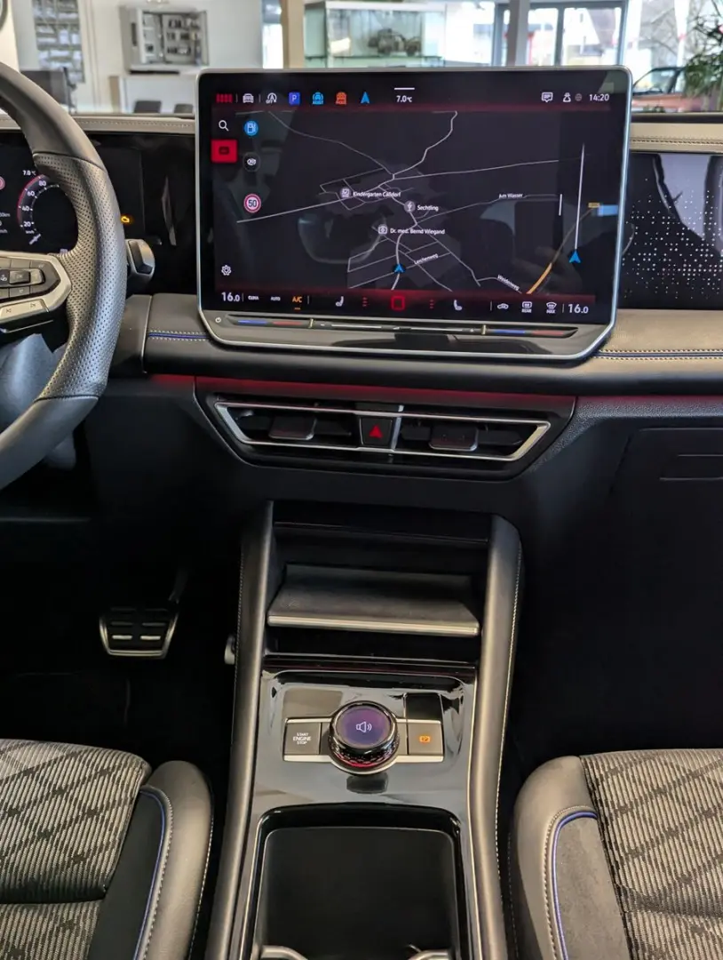 Tiguan 2.0TDI R-Line 4M Pano H K AHK Matrix 20