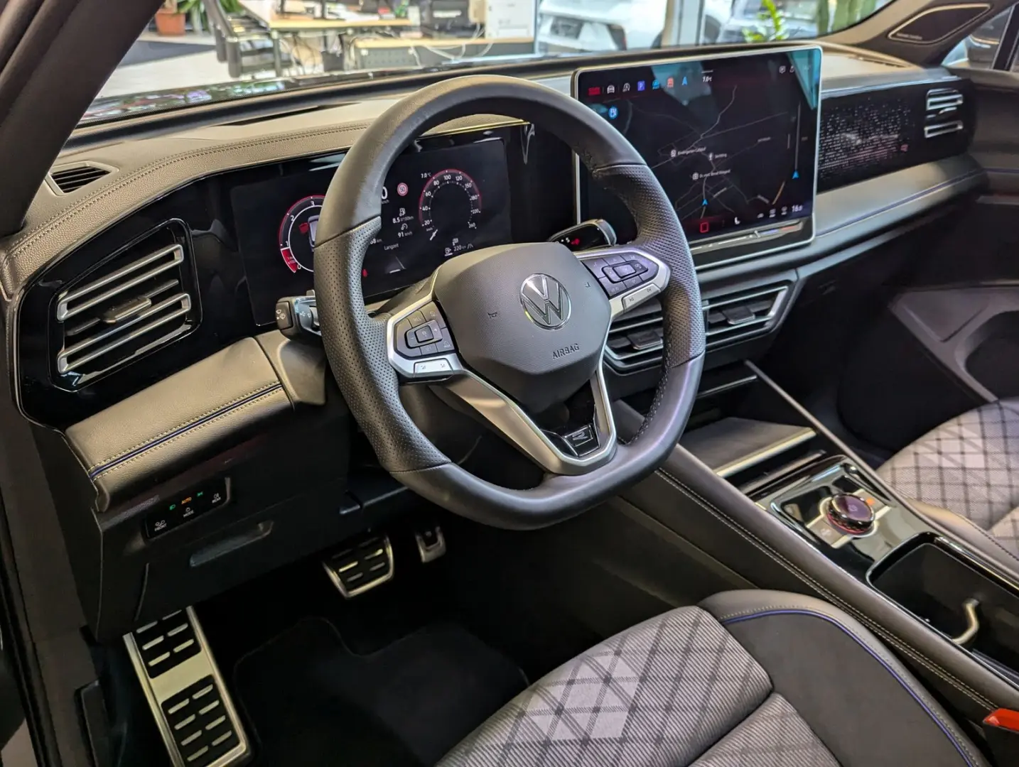 Tiguan 2.0TDI R-Line 4M Pano H K AHK Matrix 20