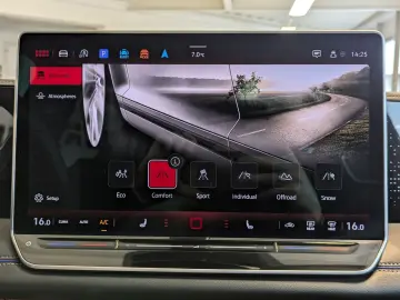 Tiguan 2.0TDI R-Line 4M Pano H K AHK Matrix 20