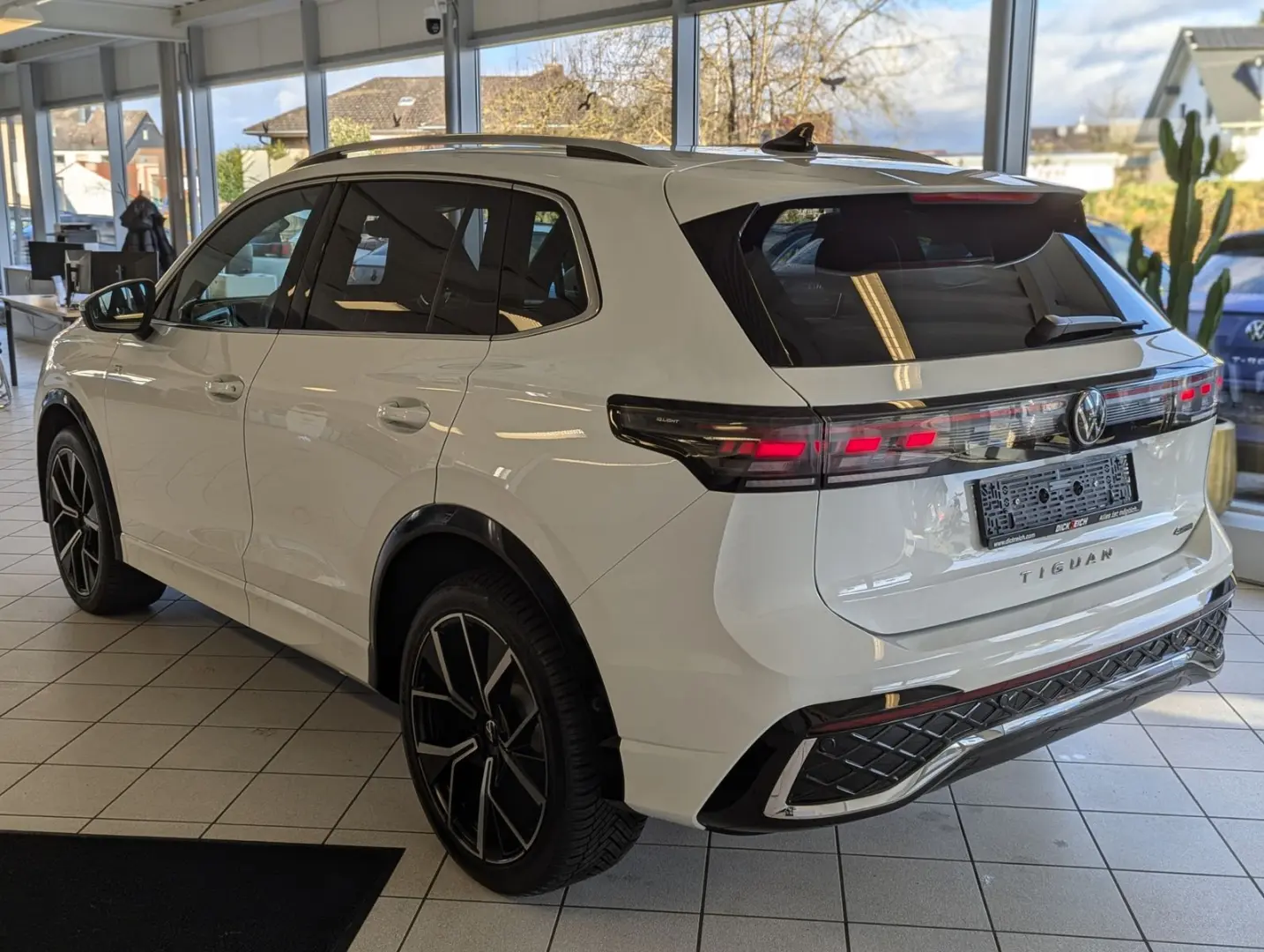 Tiguan 2.0TDI R-Line 4M Pano H K AHK Matrix 20