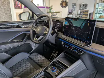 Tiguan 2.0TDI R-Line 4M Pano H K AHK Matrix 20