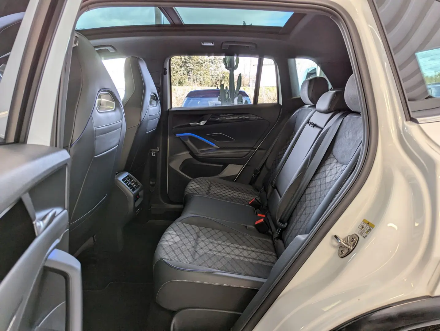 Tiguan 2.0TDI R-Line 4M Pano H K AHK Matrix 20