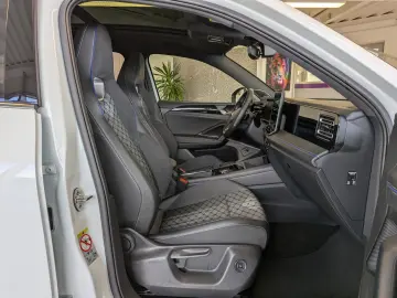 Tiguan 2.0TDI R-Line 4M Pano H K AHK Matrix 20