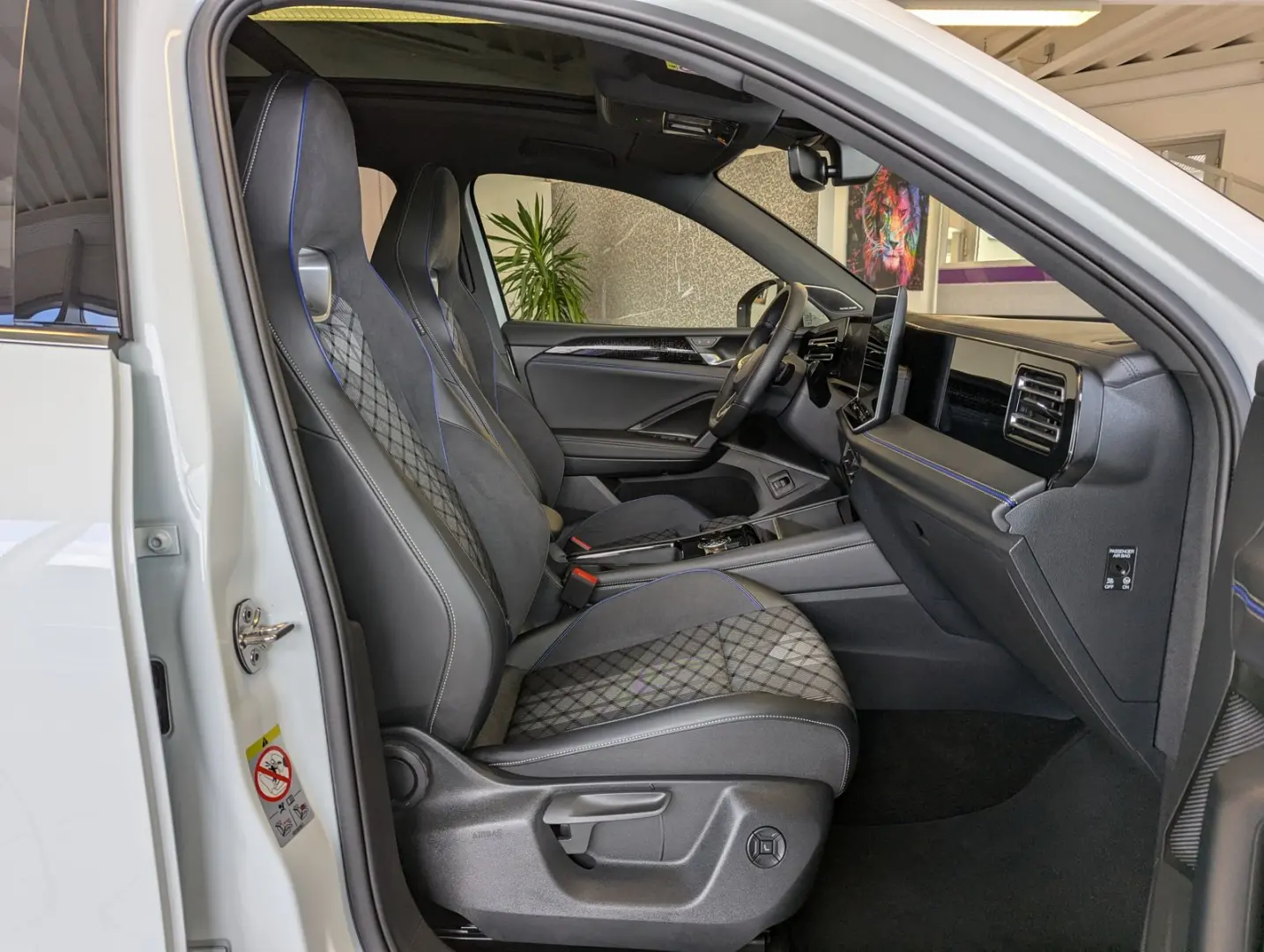 Tiguan 2.0TDI R-Line 4M Pano H K AHK Matrix 20