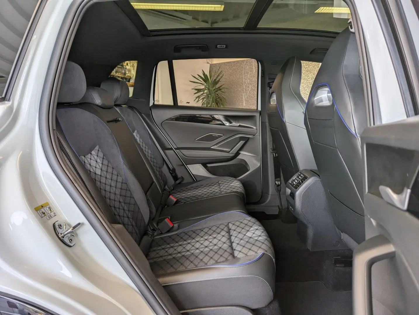 Tiguan 2.0TDI R-Line 4M Pano H K AHK Matrix 20