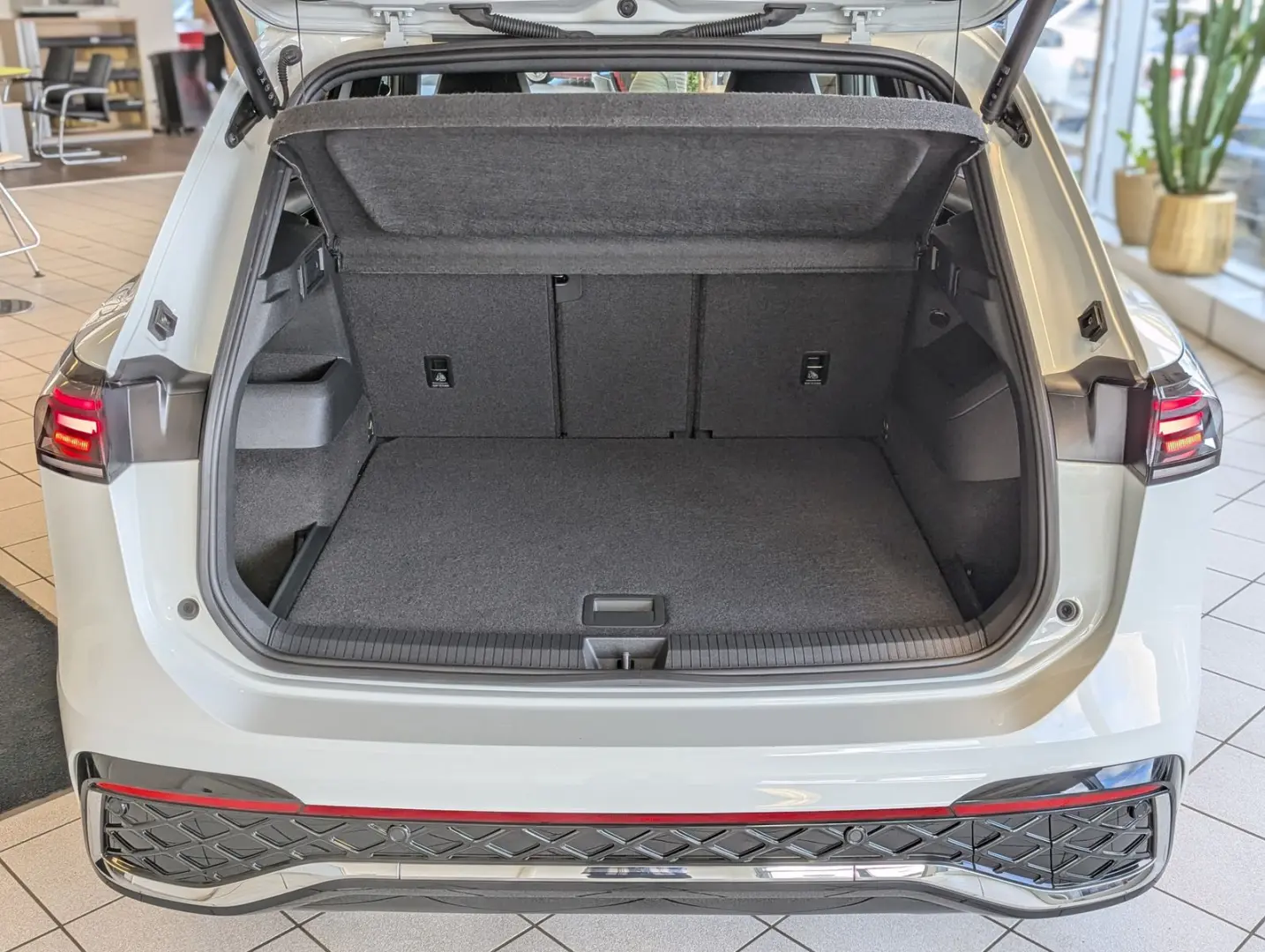 Tiguan 2.0TDI R-Line 4M Pano H K AHK Matrix 20