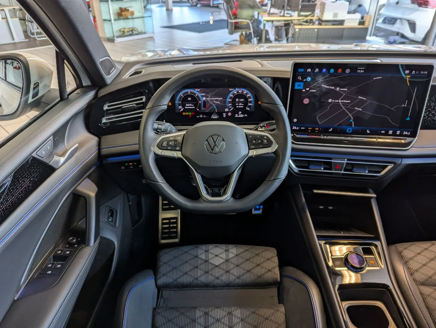 Tiguan 2.0TDI R-Line 4M Pano H K AHK Matrix 20