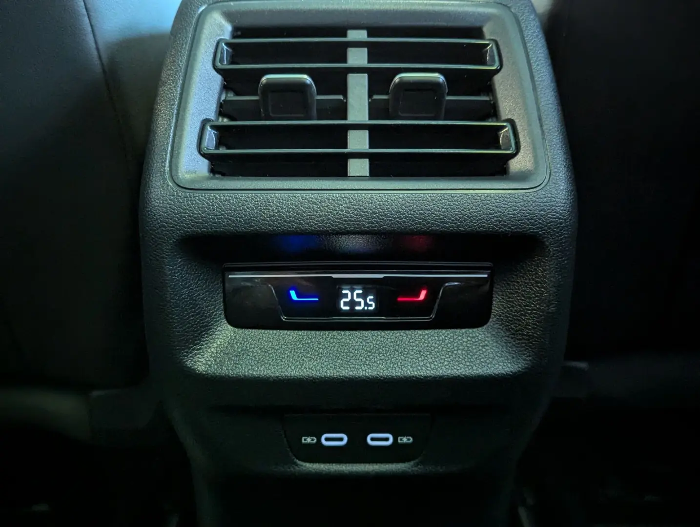 Tiguan 2.0TDI R-Line 4M Pano H K AHK Matrix 20