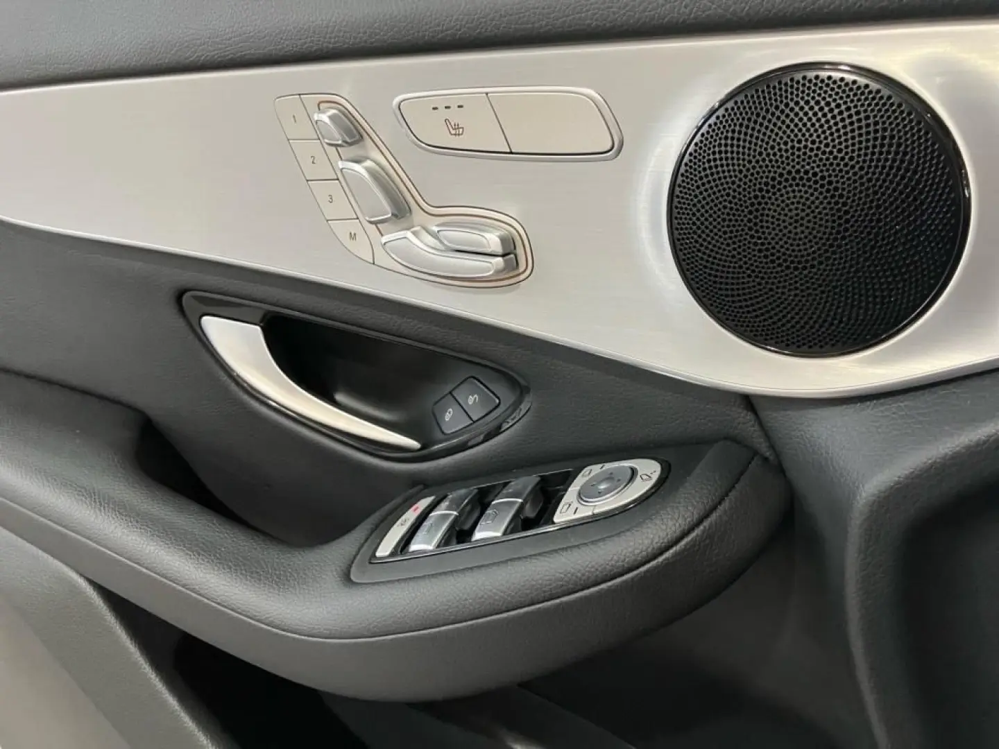 GLC 300 de 4M AHK DISTRONIC KEYLESS Memory-P LED