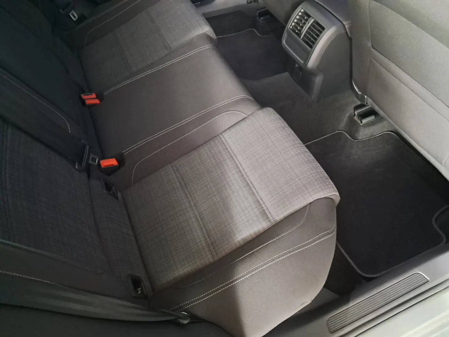 VOLKSWAGEN PASSAT COMFORTLINE R-LINE