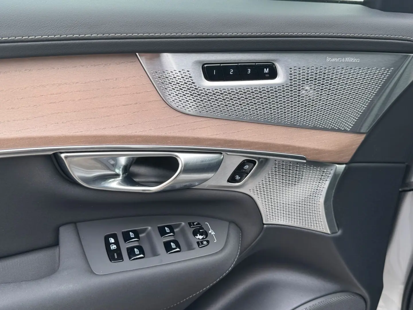 XC90 T8 Ultra Bright Facelift  LUFT B&W 22