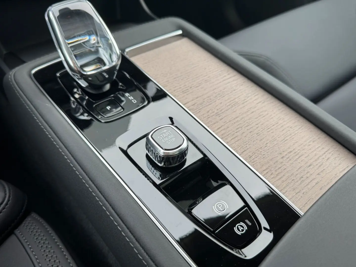 XC90 T8 Ultra Bright Facelift  LUFT B&W 22