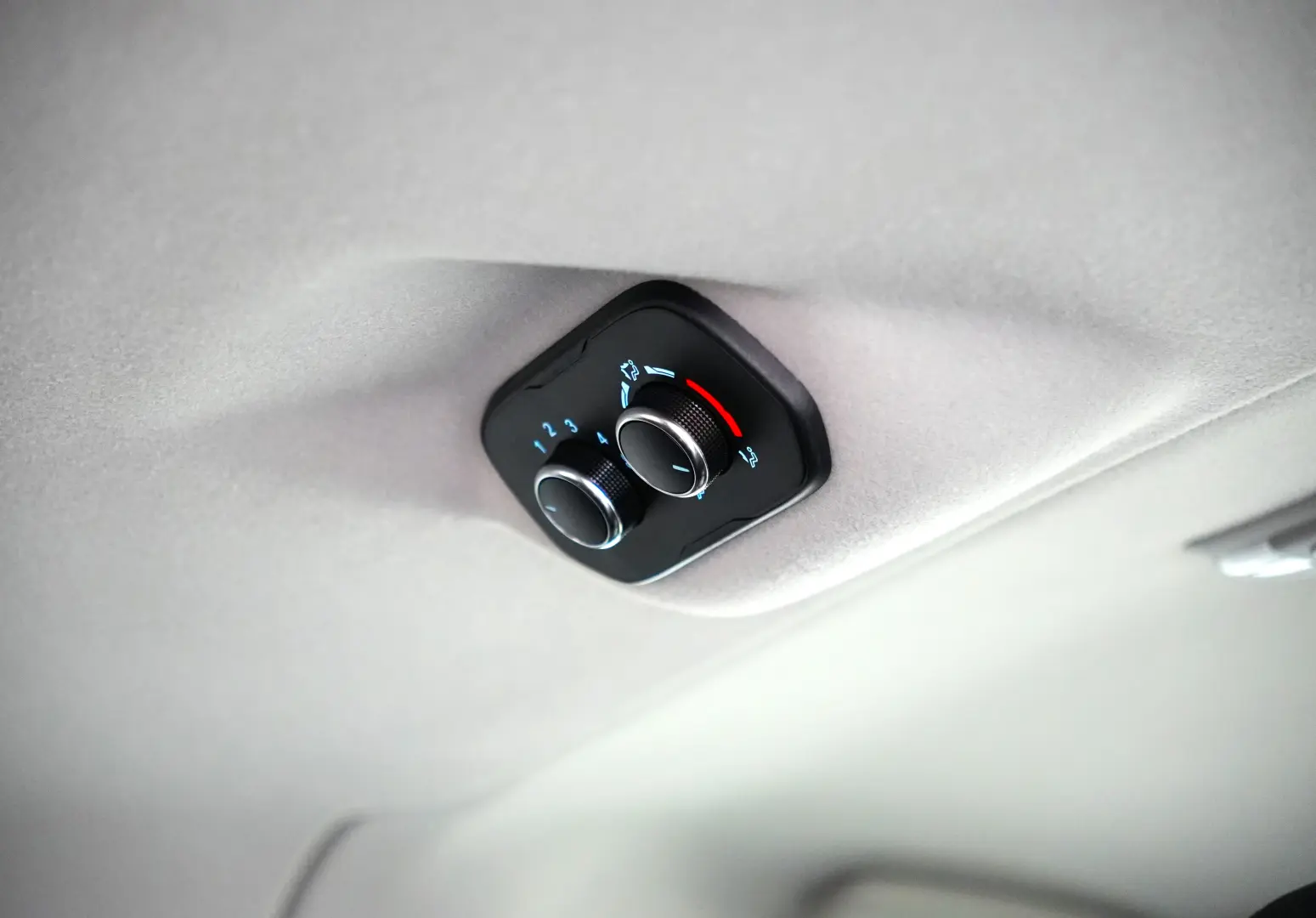 FORD TRANSIT CUSTOM 8 1 MT