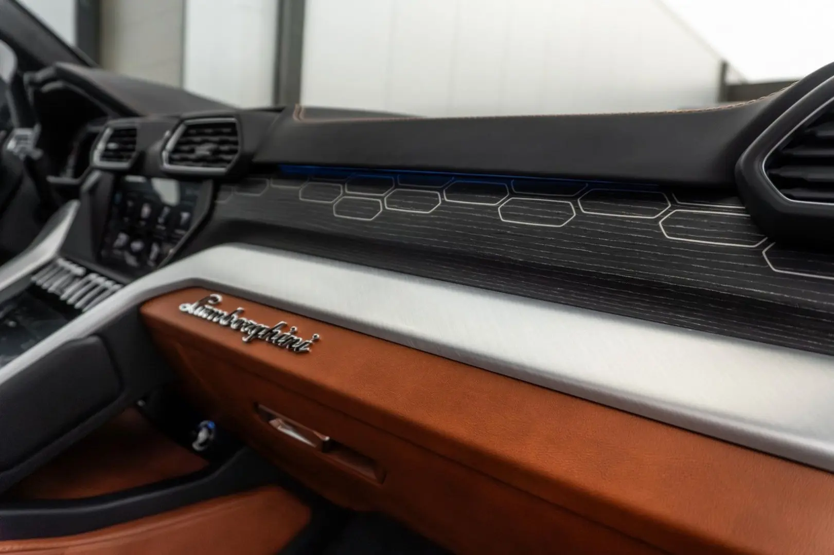 Urus - Grigio Lynx   Adv. B&O   Pano   4 Seat