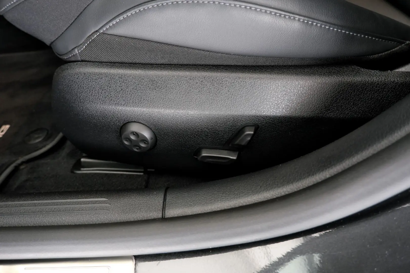 C 300 Lim. AMG-Line MBUX Panorama LED NightPaket