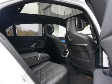 740 d xDrive M Sport SKYLOUNGE