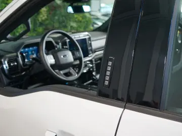 XLT 5.0 V8 75-YEARS 360 TOW 69.091€ NETTO