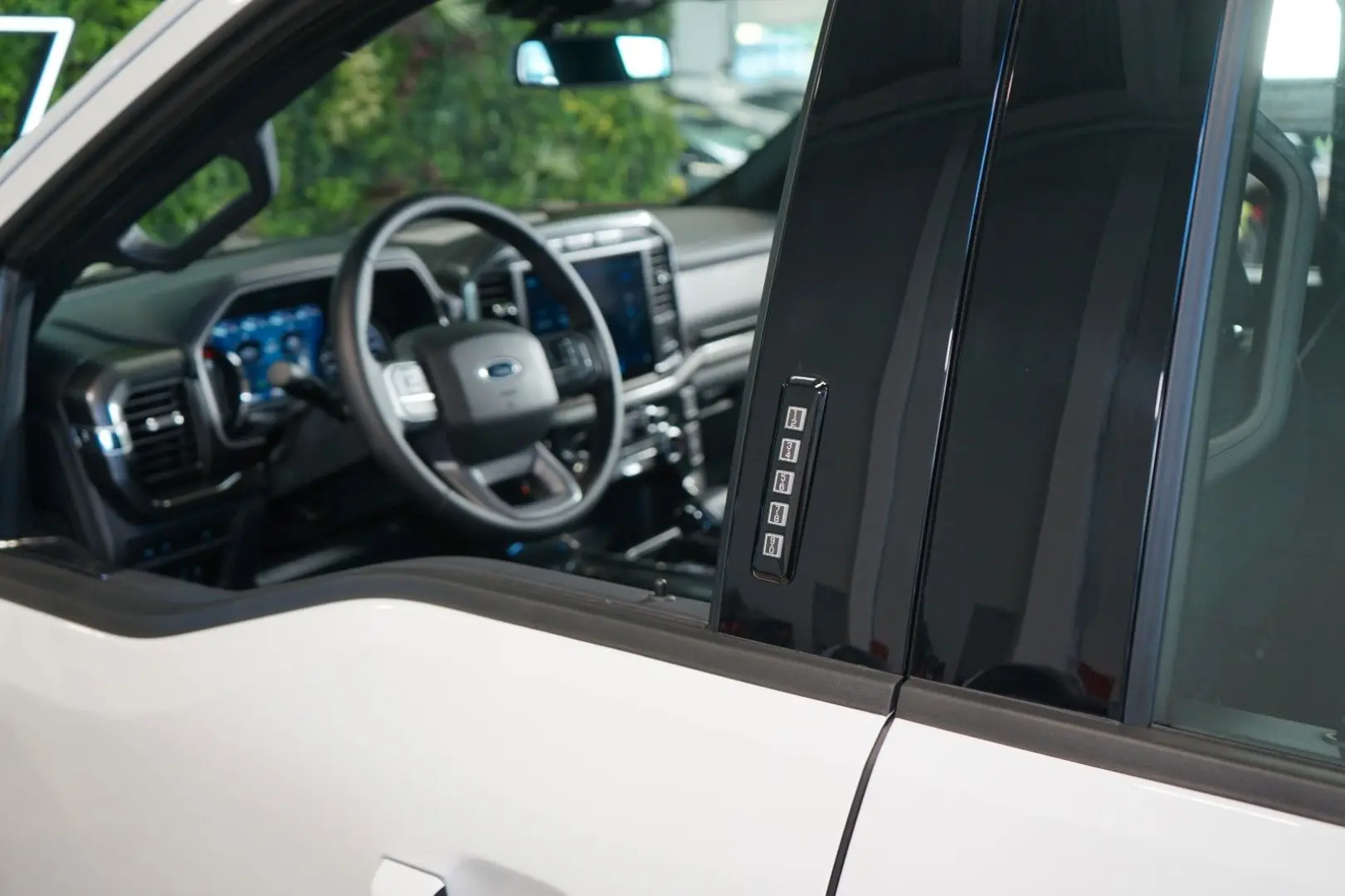 XLT 5.0 V8 75-YEARS 360 TOW 69.091€ NETTO