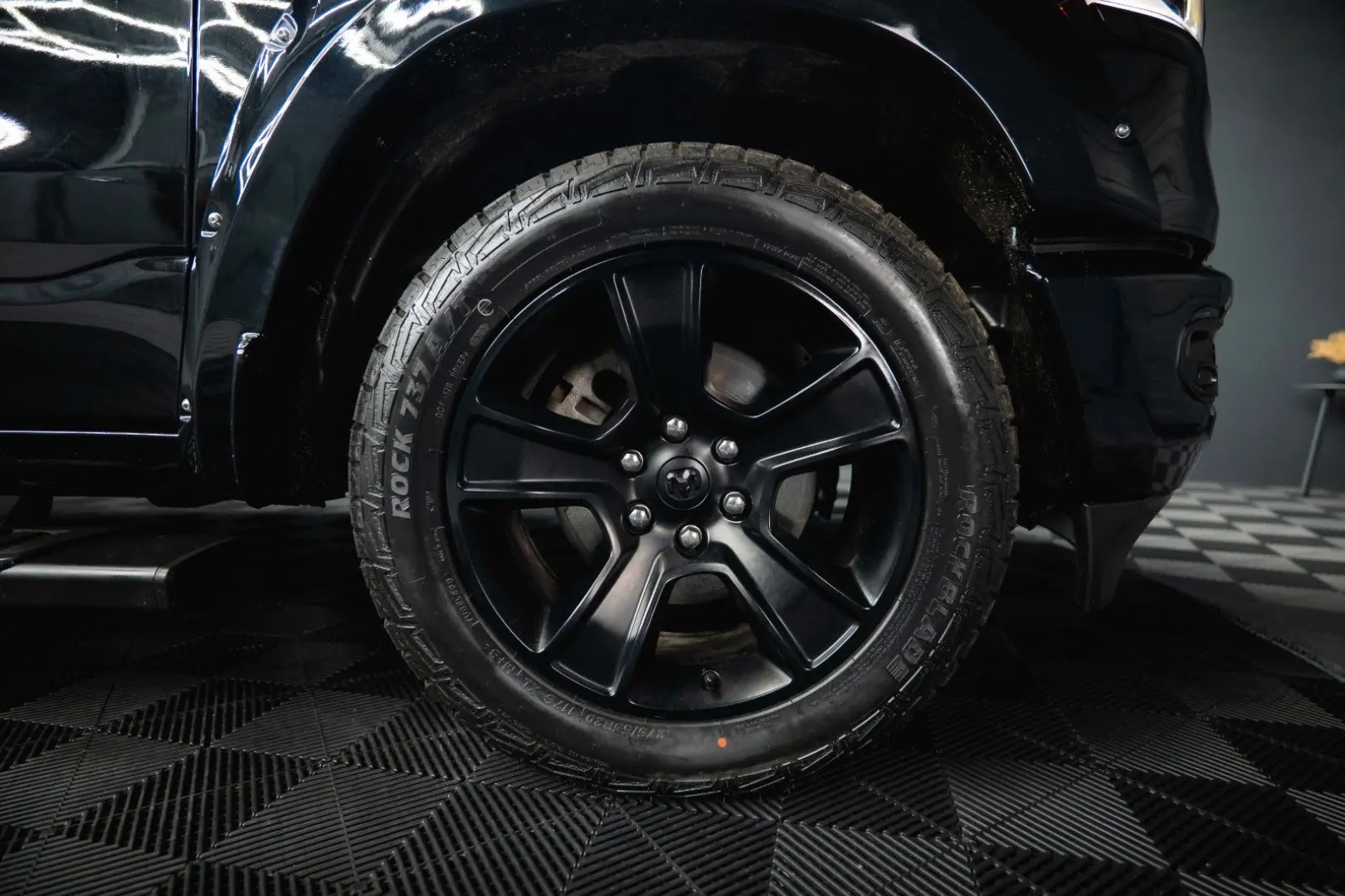 RAM 5.7 V8 HEMI 4x4 BLACK EDITION Longbed 19%