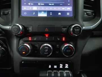 RAM 5.7 V8 HEMI 4x4 BLACK EDITION Longbed 19%