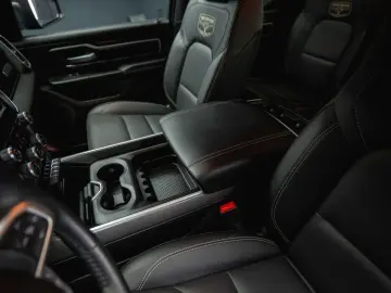 RAM 5.7 V8 HEMI 4x4 BLACK EDITION Longbed 19%