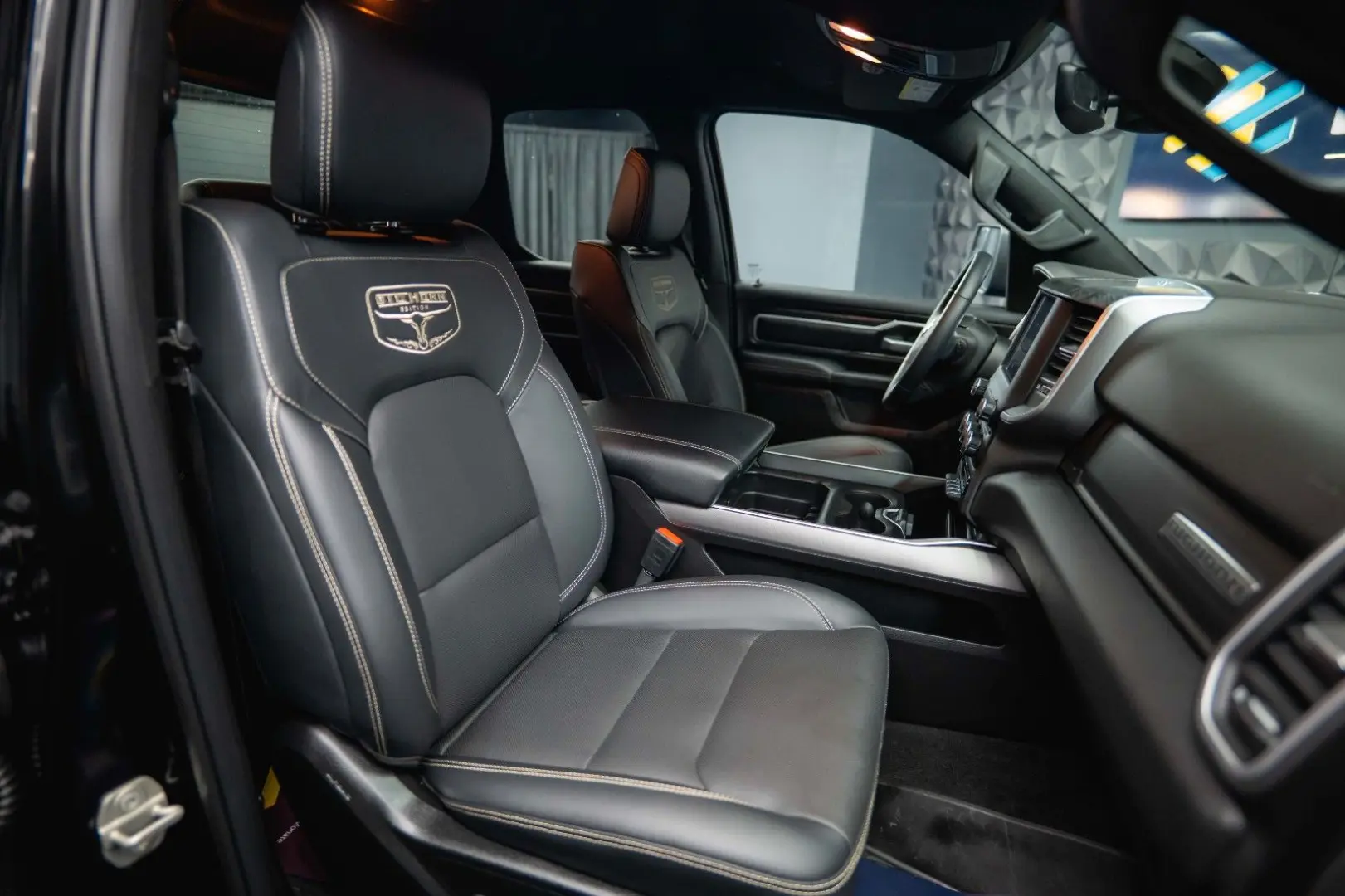 RAM 5.7 V8 HEMI 4x4 BLACK EDITION Longbed 19%