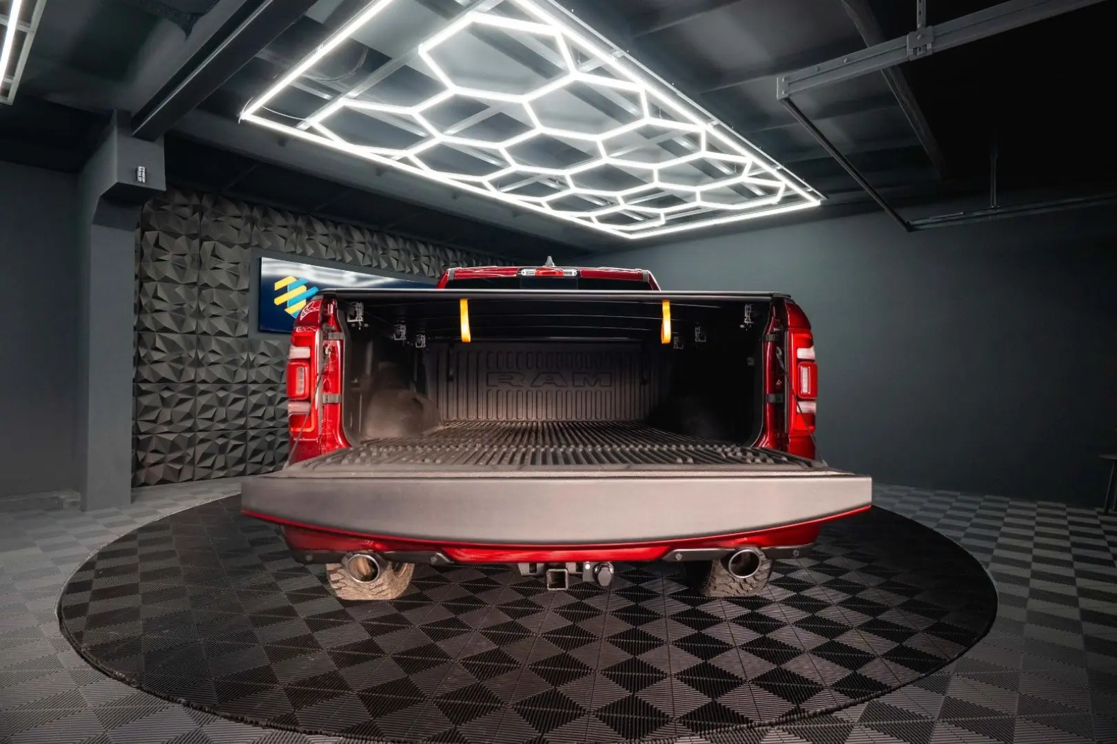 RAM 5.7 V8 HEMI 4x4 OFFROAD Night LARAMIE 19%