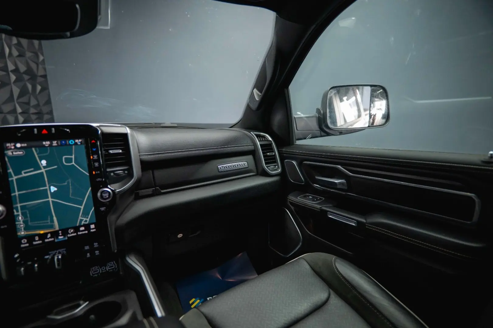 RAM 5.7 V8 HEMI 4x4 OFFROAD Night LARAMIE 19%