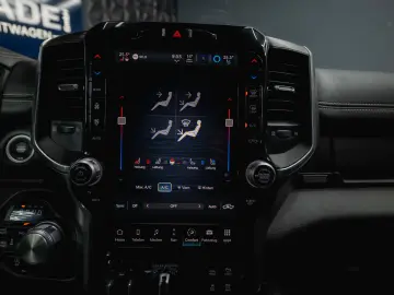 RAM 5.7 V8 HEMI 4x4 OFFROAD Night LARAMIE 19%