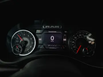 RAM 5.7 V8 HEMI 4x4 OFFROAD Night LARAMIE 19%