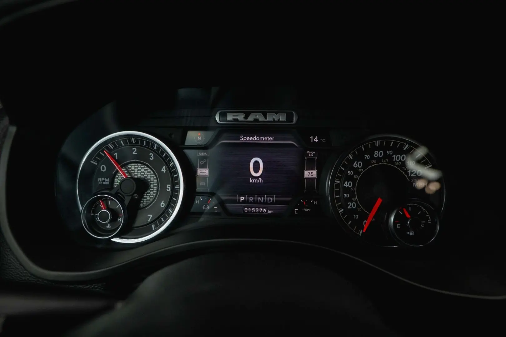 RAM 5.7 V8 HEMI 4x4 OFFROAD Night LARAMIE 19%