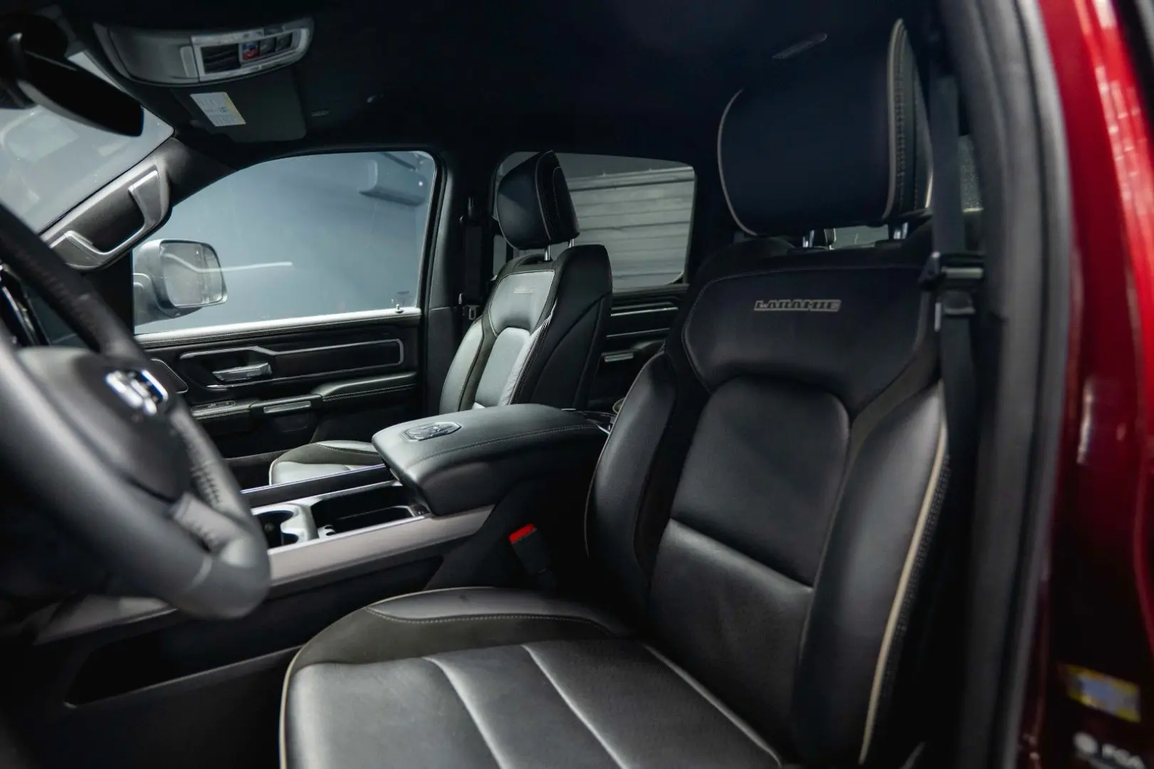 RAM 5.7 V8 HEMI 4x4 OFFROAD Night LARAMIE 19%