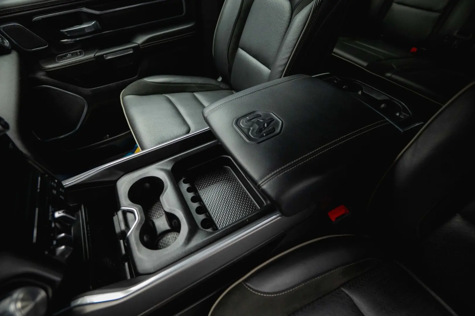 RAM 5.7 V8 HEMI 4x4 OFFROAD Night LARAMIE 19%