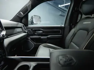 RAM 5.7 V8 HEMI 4x4 OFFROAD Night LARAMIE 19%