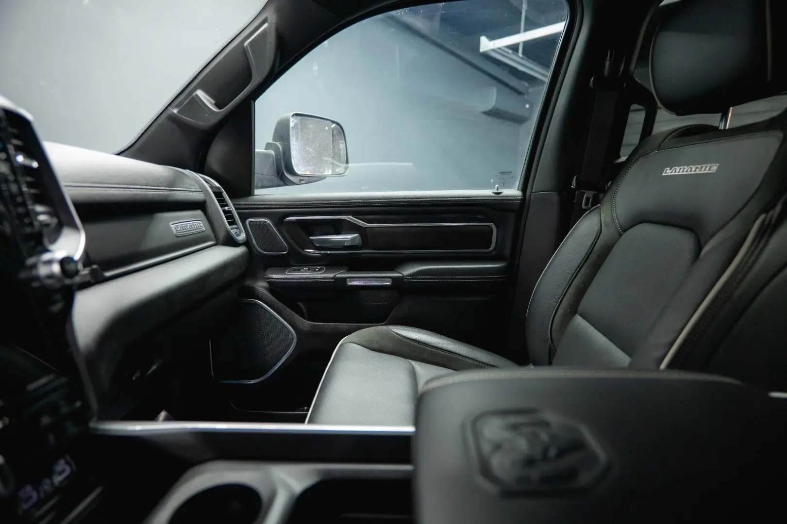 RAM 5.7 V8 HEMI 4x4 OFFROAD Night LARAMIE 19%