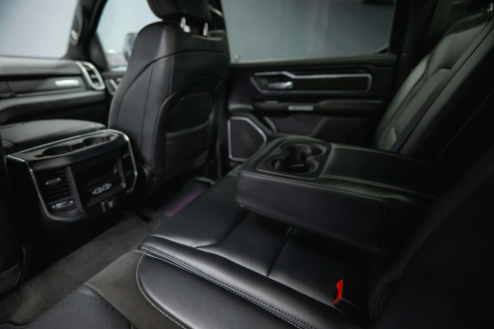 RAM 5.7 V8 HEMI 4x4 OFFROAD Night LARAMIE 19%