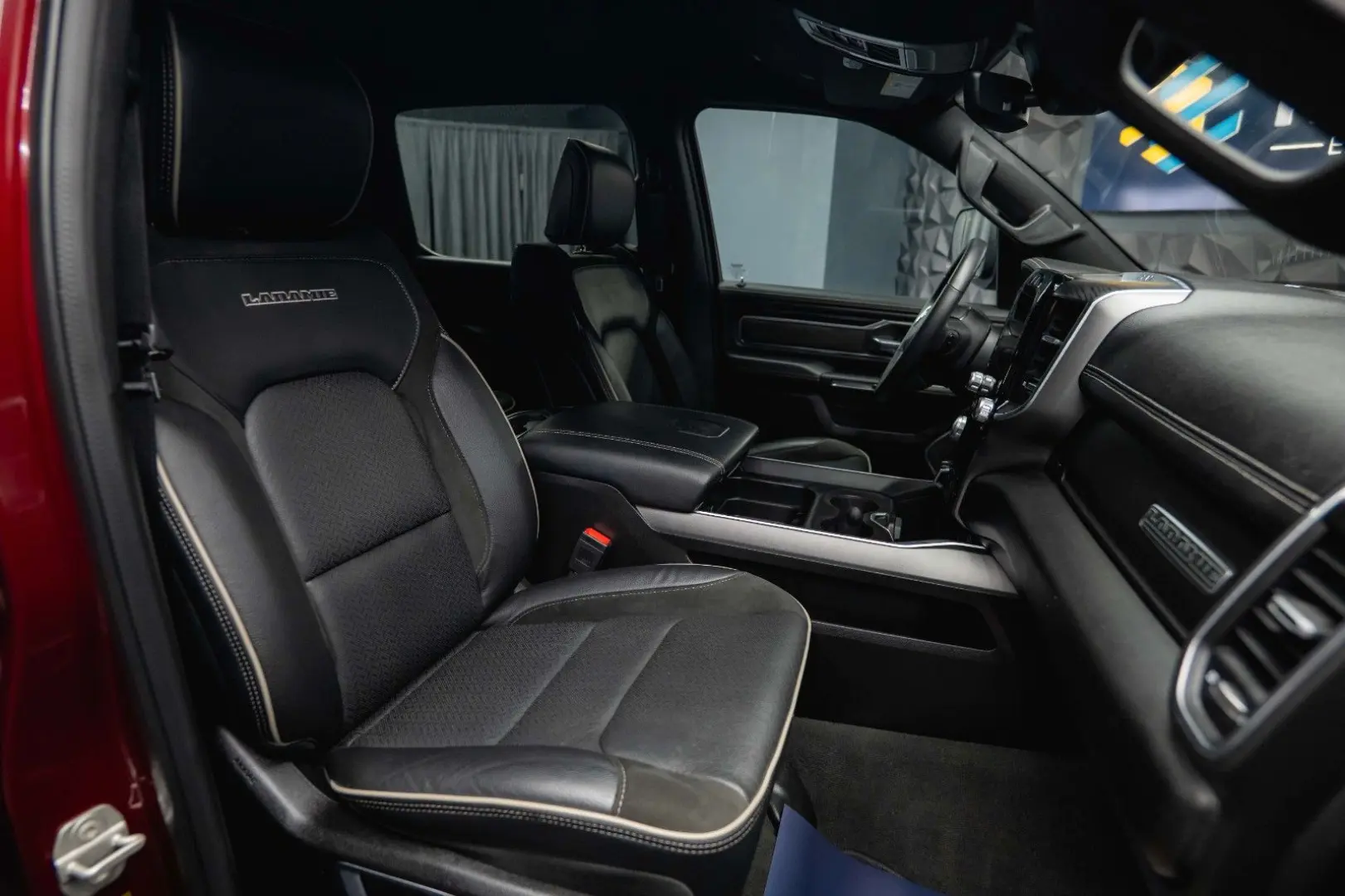 RAM 5.7 V8 HEMI 4x4 OFFROAD Night LARAMIE 19%