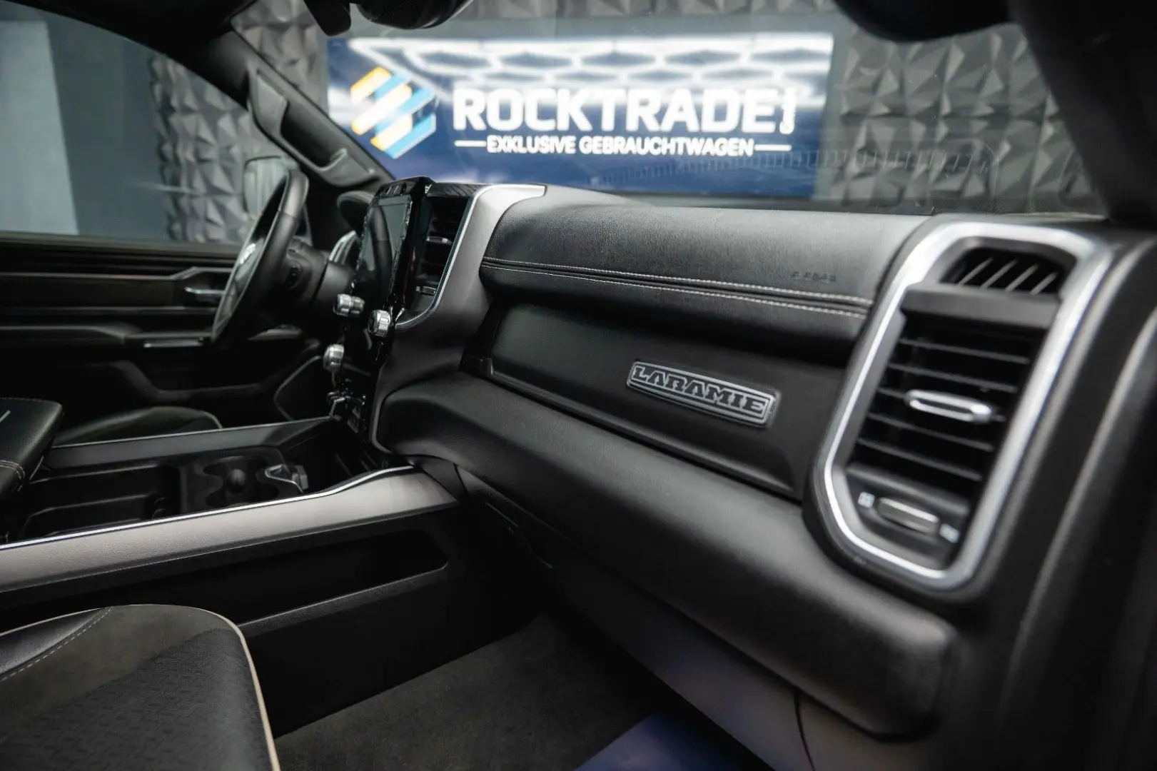 RAM 5.7 V8 HEMI 4x4 OFFROAD Night LARAMIE 19%