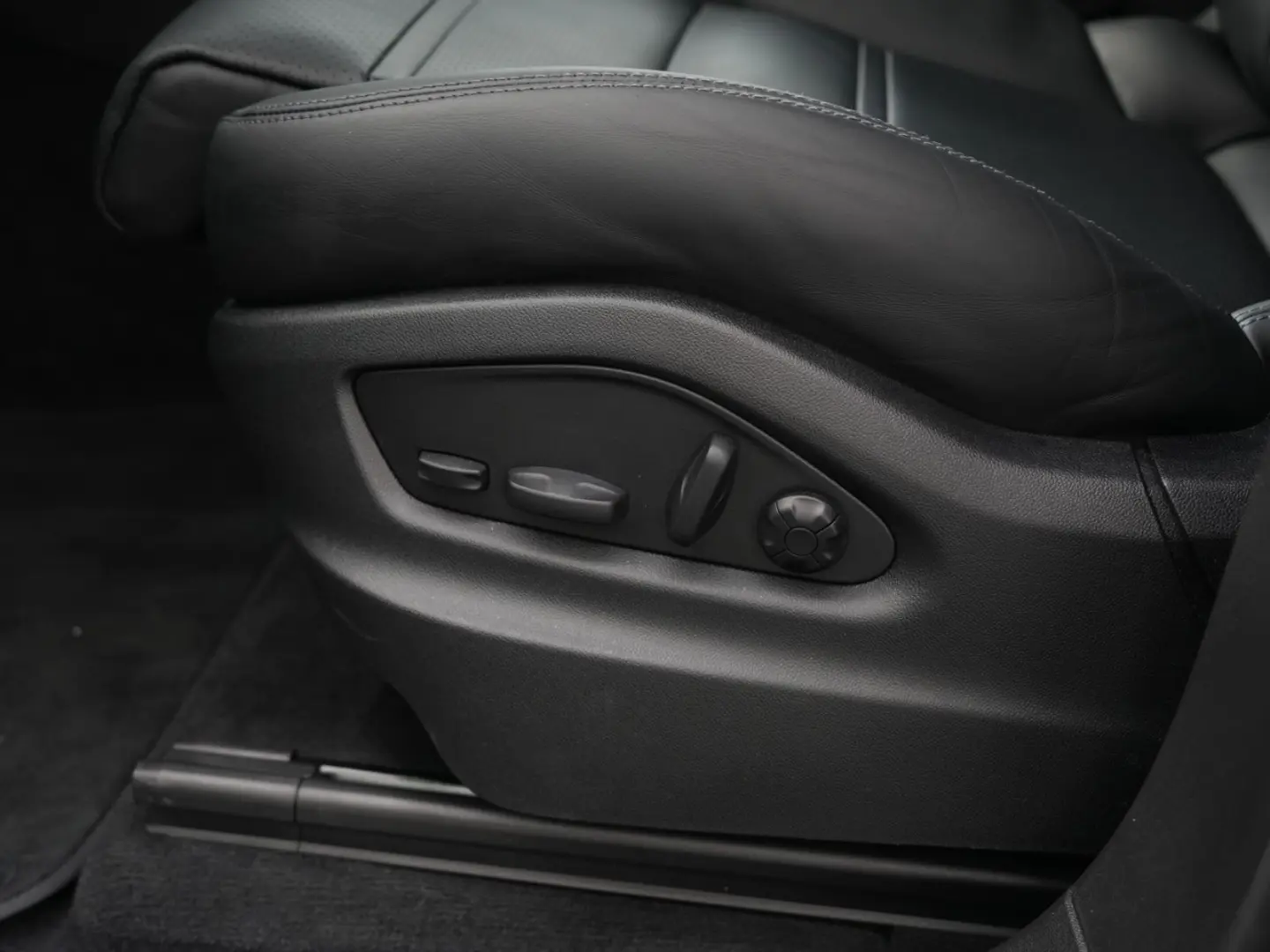 E-Hybrid Coupé ACC-LUFTF-PANO-HD-AHK-HUD-BOSE-RS