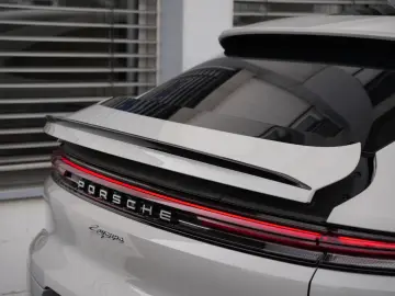 E-Hybrid Coupé ACC-LUFTF-PANO-HD-AHK-HUD-BOSE-RS